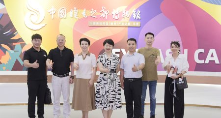 7月16日，广东省美容美发化妆品行业协会秘书长袁晓春带队莅临平度市美妆睫毛协会，并进行座谈交流。