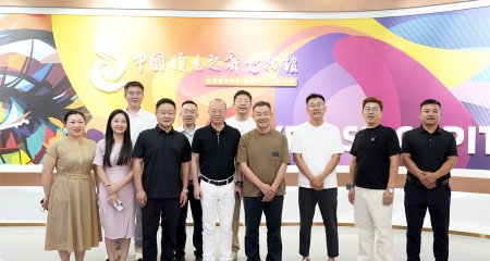 2026年9月1日，青岛时尚饰品产业协会会长、青岛玖慕晶典饰品有限公司总经理胡建训带队，携手多家协会企业莅临平度市美妆睫毛协会考察观摩并进行座谈交流，